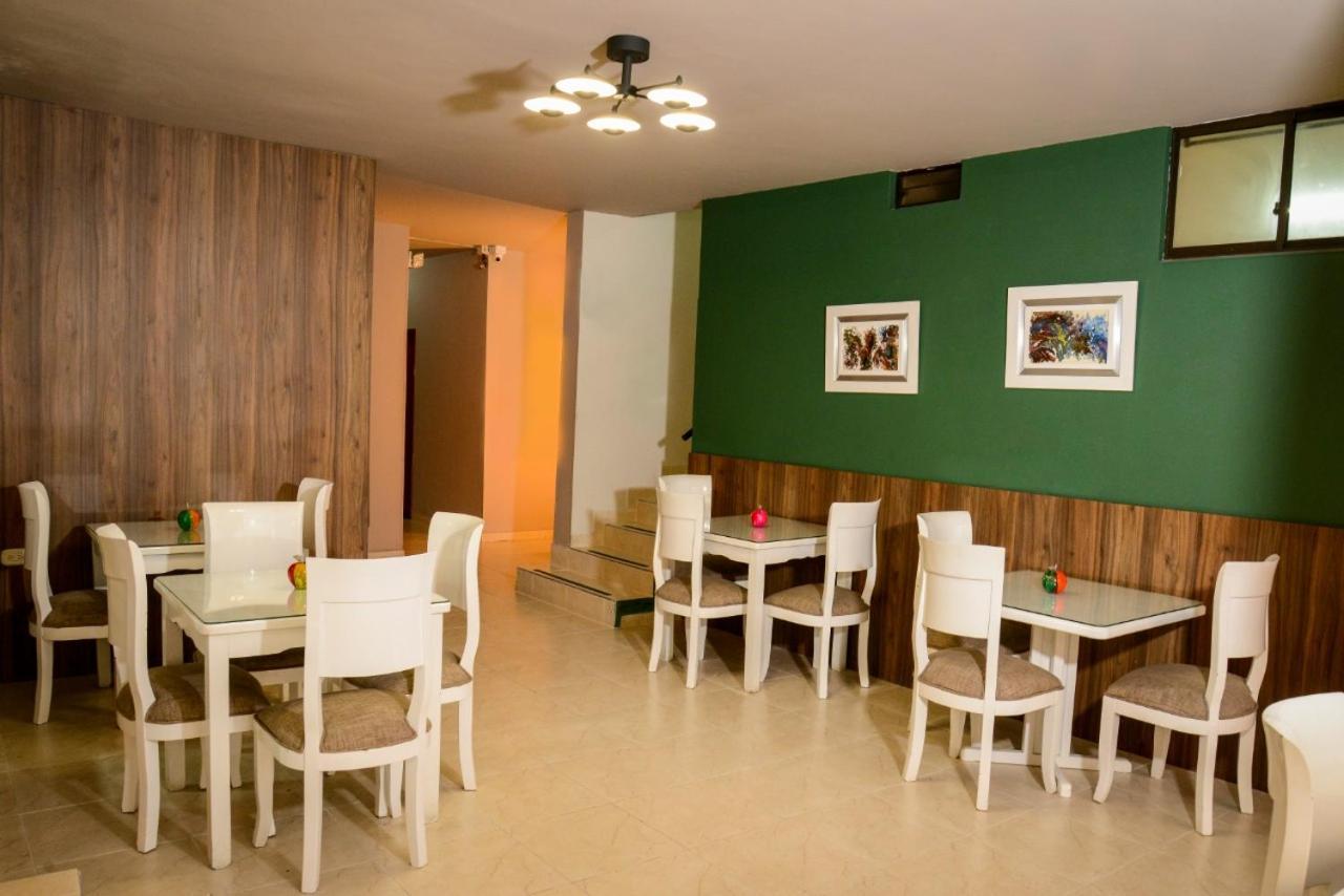 Hotel Prado 34 West بوكارامانغا المظهر الخارجي الصورة