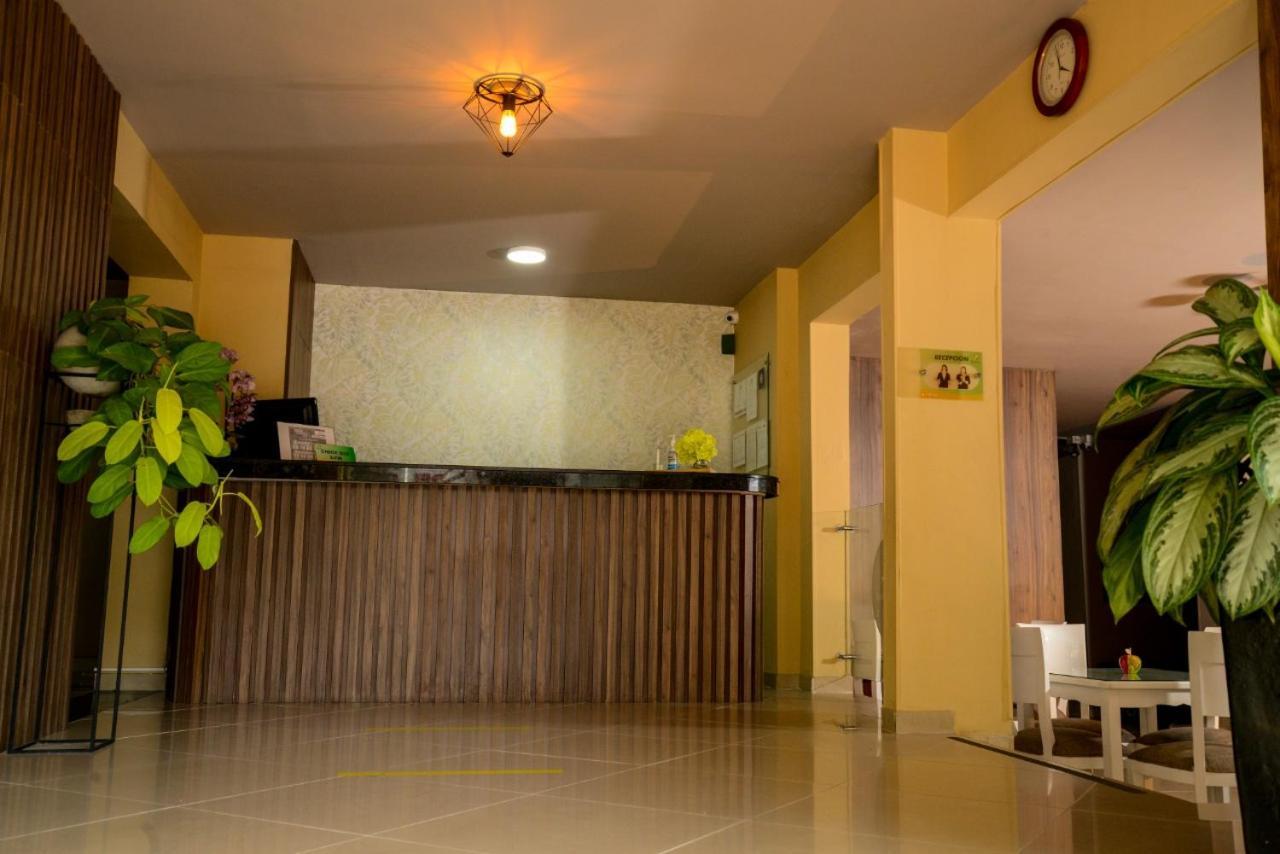 Hotel Prado 34 West بوكارامانغا المظهر الخارجي الصورة