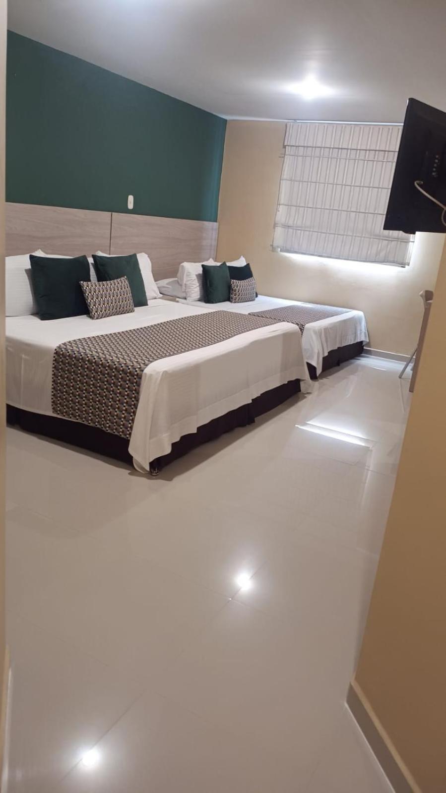 Hotel Prado 34 West بوكارامانغا المظهر الخارجي الصورة