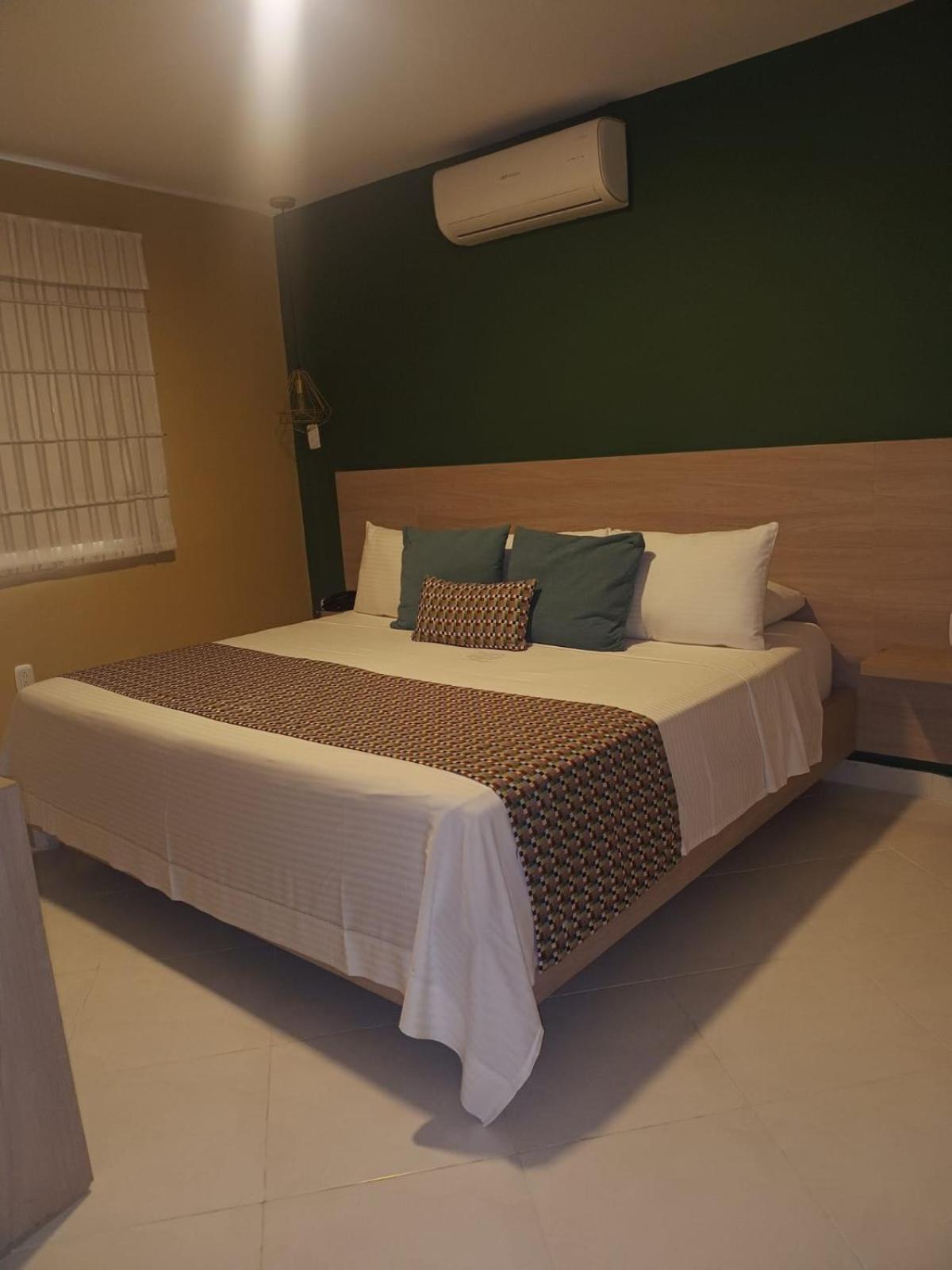 Hotel Prado 34 West بوكارامانغا المظهر الخارجي الصورة