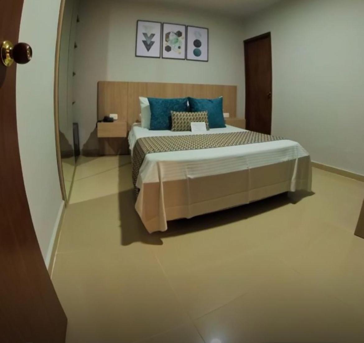 Hotel Prado 34 West بوكارامانغا المظهر الخارجي الصورة