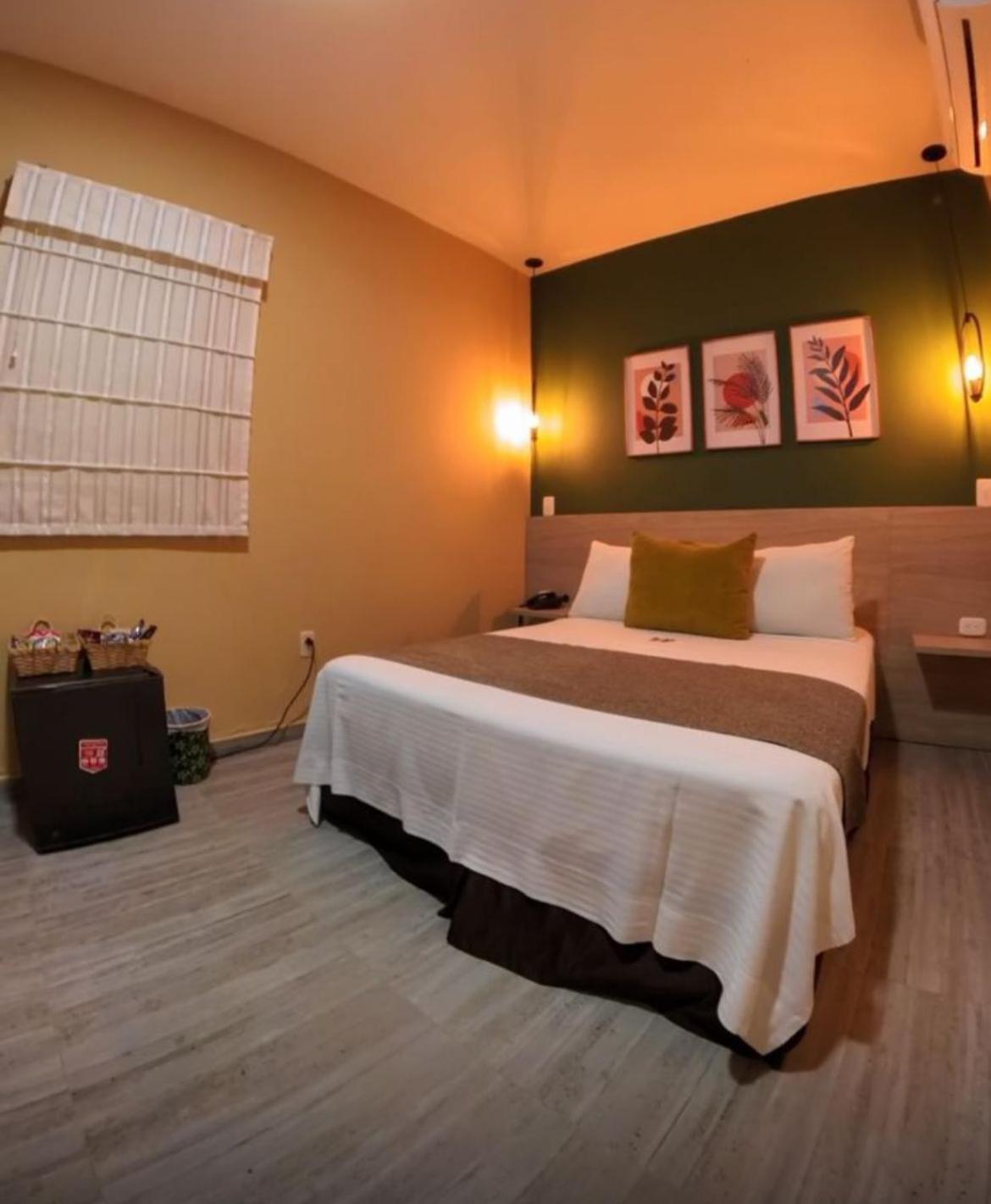 Hotel Prado 34 West بوكارامانغا المظهر الخارجي الصورة