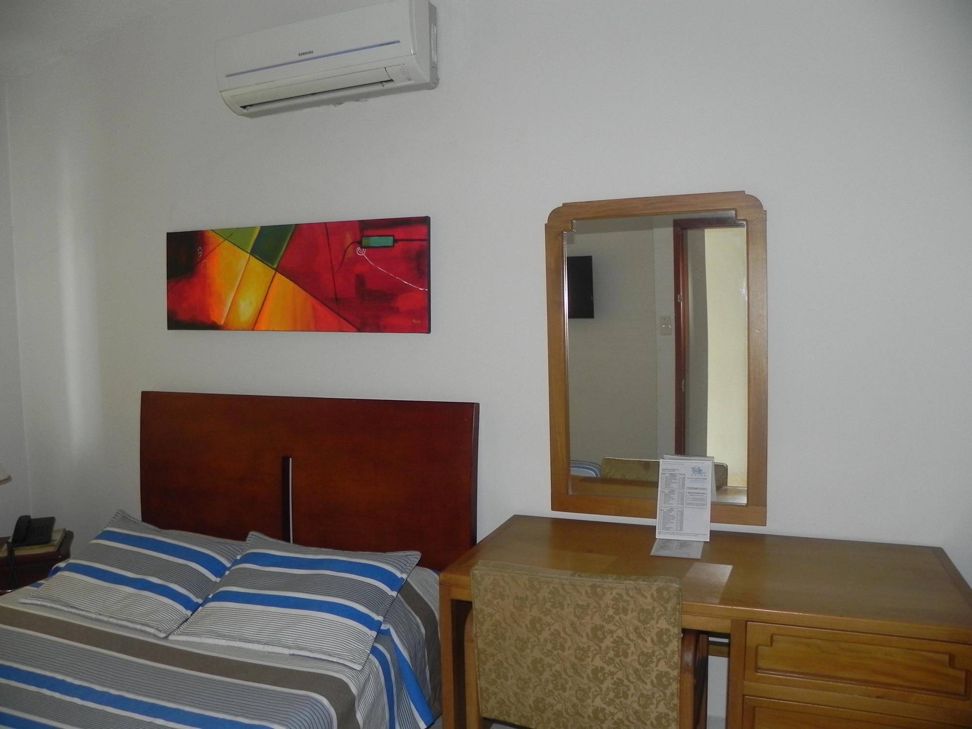 Hotel Prado 34 West بوكارامانغا المظهر الخارجي الصورة