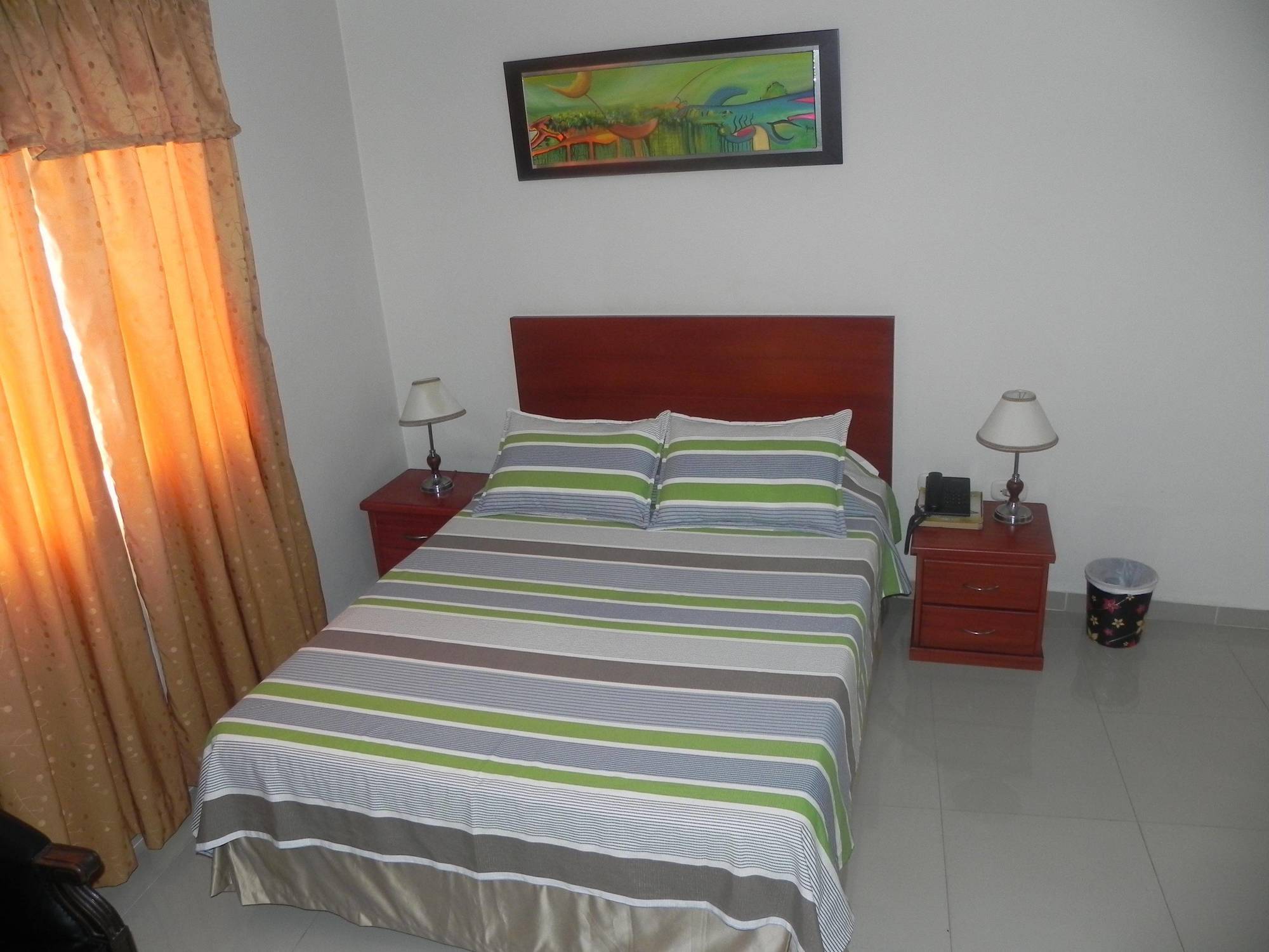 Hotel Prado 34 West بوكارامانغا المظهر الخارجي الصورة