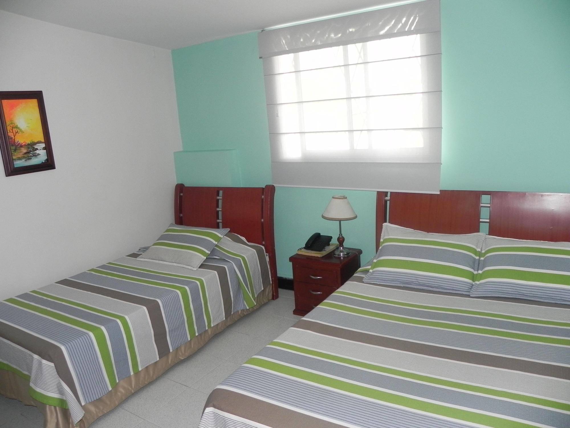 Hotel Prado 34 West بوكارامانغا المظهر الخارجي الصورة