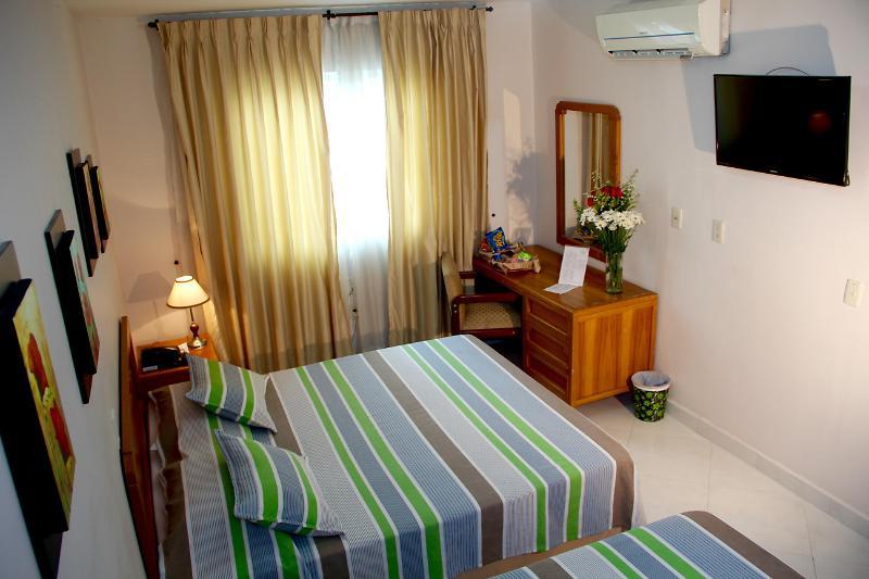 Hotel Prado 34 West بوكارامانغا المظهر الخارجي الصورة