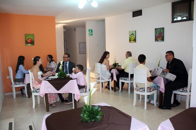 Hotel Prado 34 West بوكارامانغا المظهر الخارجي الصورة