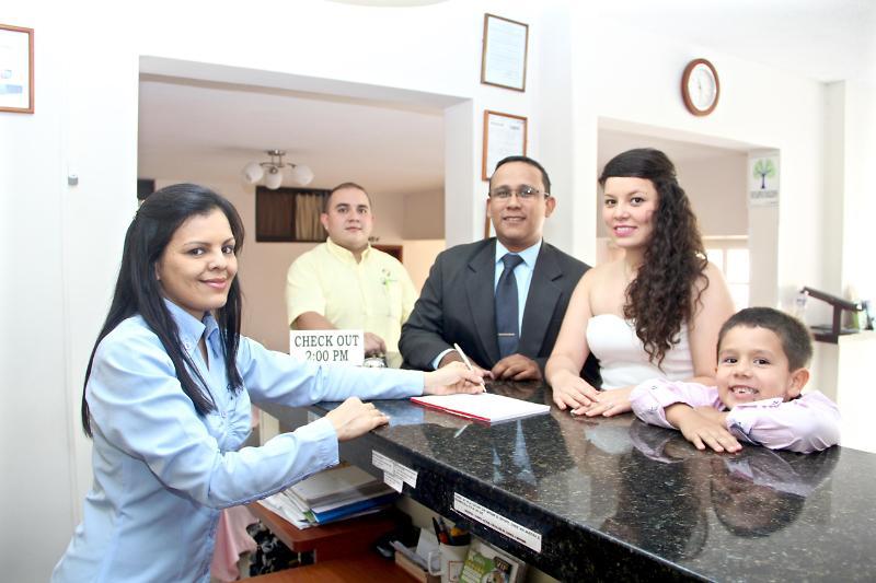 Hotel Prado 34 West بوكارامانغا المظهر الخارجي الصورة