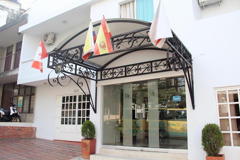 Hotel Prado 34 West بوكارامانغا المظهر الخارجي الصورة