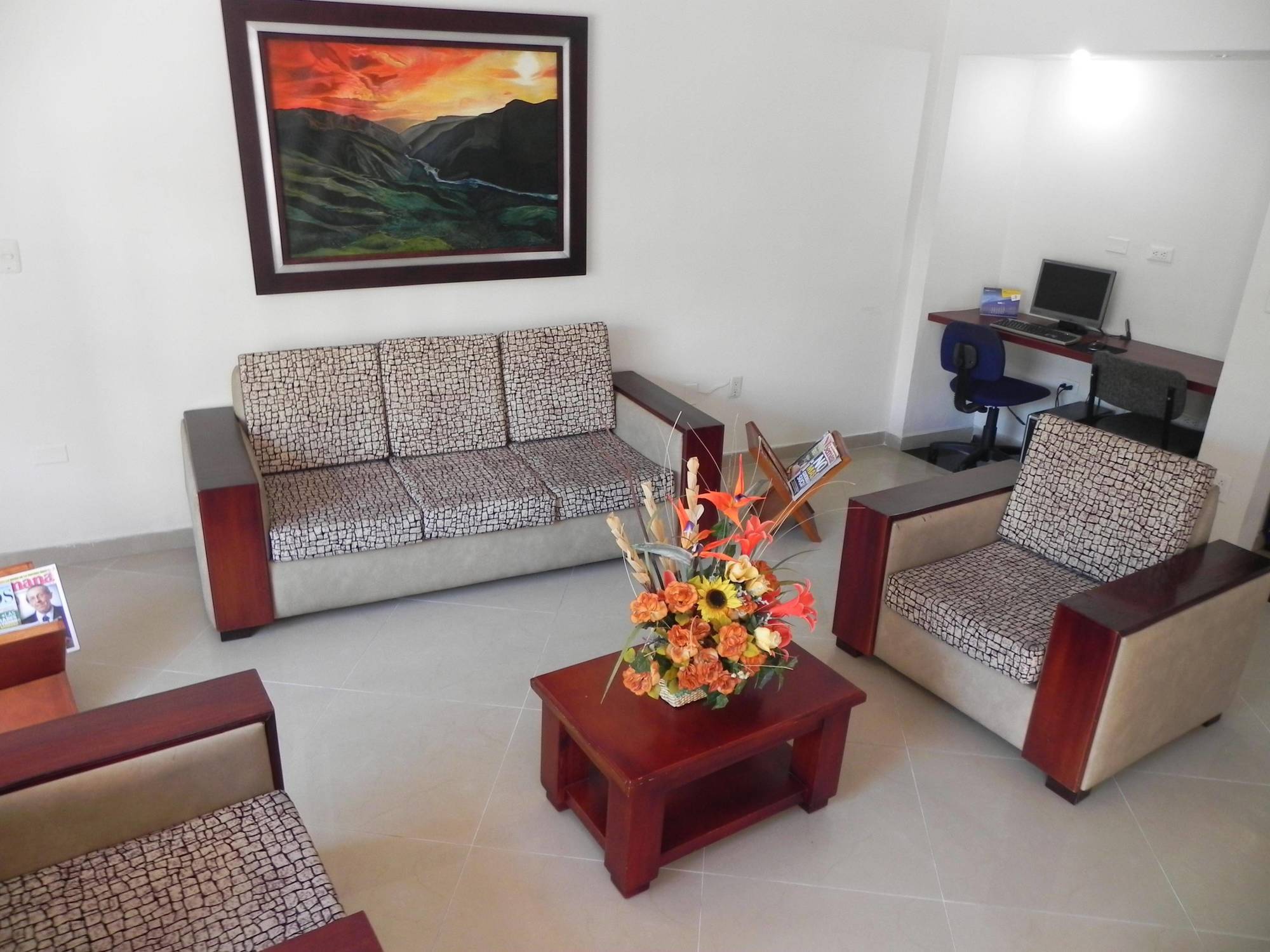 Hotel Prado 34 West بوكارامانغا المظهر الخارجي الصورة
